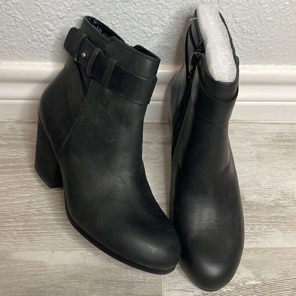 NIB Aerosols Inevitable Black Leather Full Zip Ankle Boots 5.5